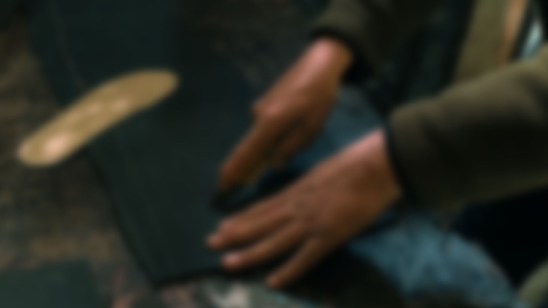 Charger la vidéo : Les slippers Dambira sont soigneusement conçues au cœur de Marrakech, au Maroc, et fièrement fabriquées à la main dans l'atelier familial de Mohamed Bahi.4o mini